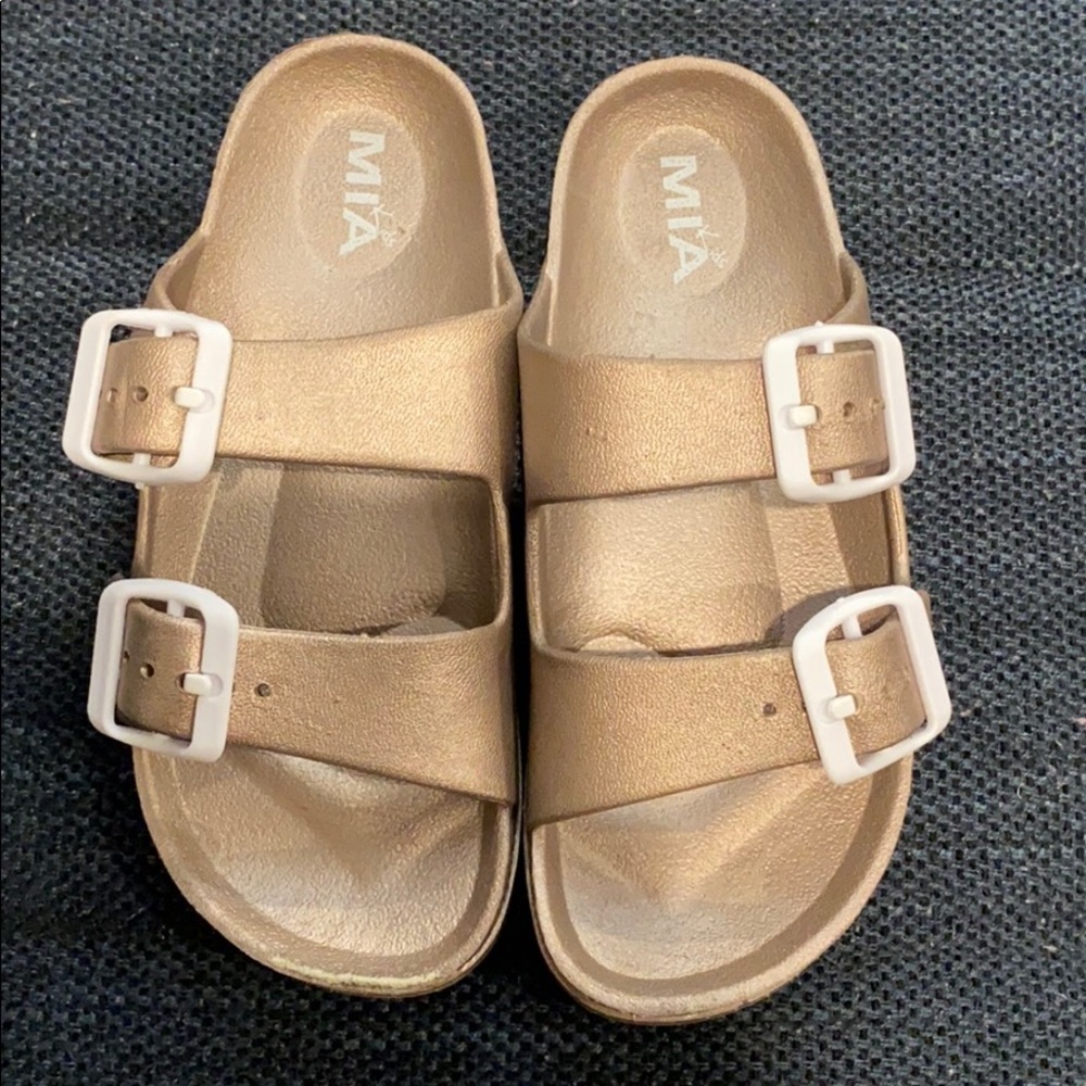 Mia sandals